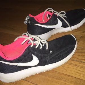 black and white womens roshes